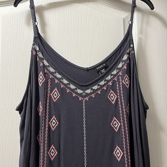 Torrid embroidered tank - Picture 2 of 6